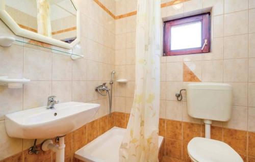 Um banheiro em Apartments 501 - Rab island oasis retreat