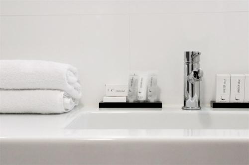 een wit aanrecht met een handdoek en handdoeken bij Van der Valk Hotel Hilversum/ De Witte Bergen in Hilversum