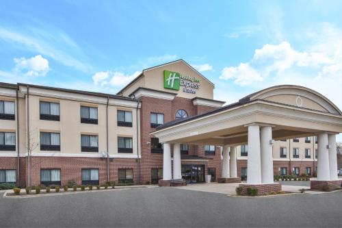 un hotel con cenador frente a un edificio en Holiday Inn Express and Suites Wheeling, an IHG Hotel, en Triadelphia