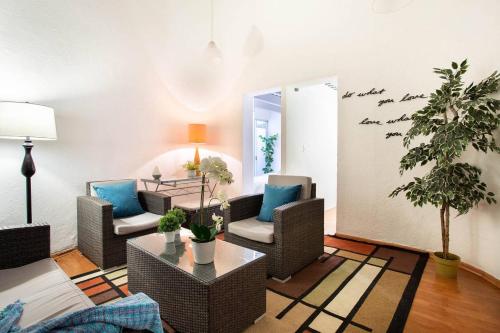 Hostal Top Location ideal para viajeros Polanco في مدينة ميكسيكو: غرفة معيشة مع كرسيين وطاولة