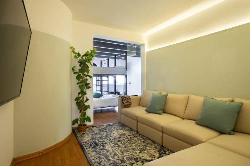 a living room with a couch and a plant at Hostal Top Location ideal para viajeros Polanco in Mexico City