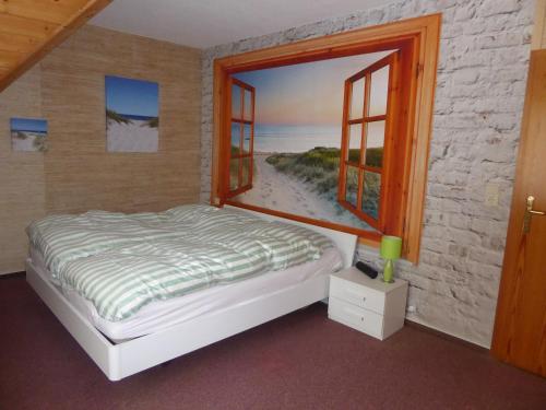 a bedroom with a bed and a window with a beach view at Ferienwohnung Gartenblick in Eystrup