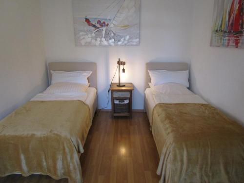two beds sitting next to each other in a room at Landhaus Hammoor Stieper Gastronomie GmbH in Hammoor