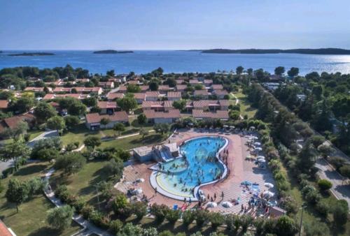 Bazén v ubytování Lux Camp Bi Village, Mobile home Villa Buba nebo v jeho okolí