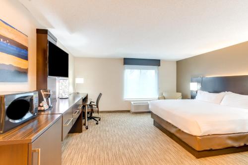 a hotel room with a bed and a television at Holiday Inn Express Hotel & Suites Bethlehem by IHG in Bethlehem