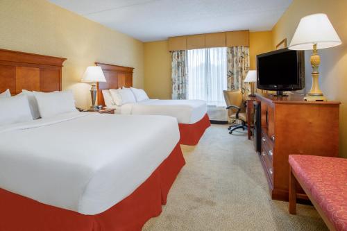 Телевизор и/или развлекательный центр в Holiday Inn Express & Suites Bloomington by IHG