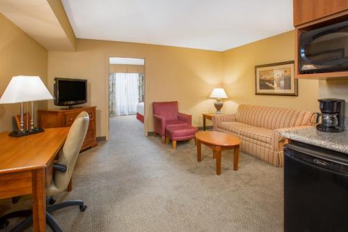 Телевизор и/или развлекательный центр в Holiday Inn Express & Suites Bloomington by IHG