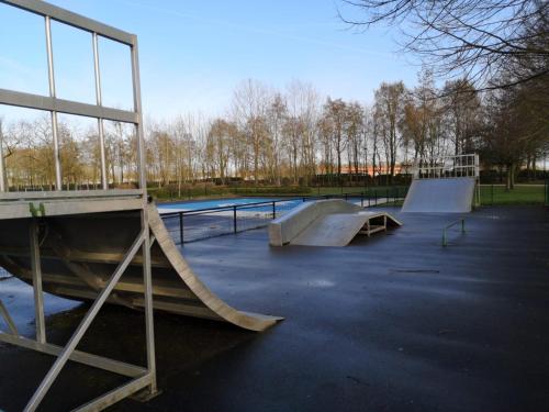 un groupe de rampes dans un skatepark dans l'établissement TOP Cosy studio avec Terrasse à 10min Disney-Shopping Vallée, à Bailly-Romainvilliers