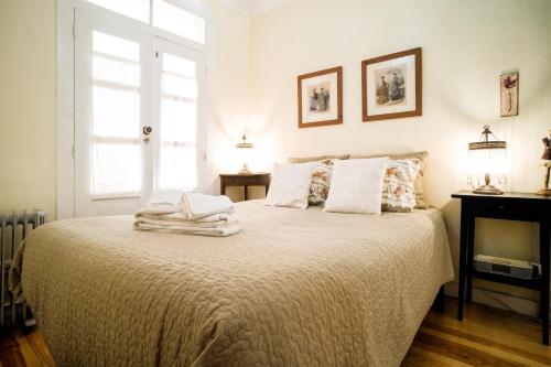 ein Schlafzimmer mit einem Bett mit Handtüchern darauf in der Unterkunft Pasteleiro House in Lissabon