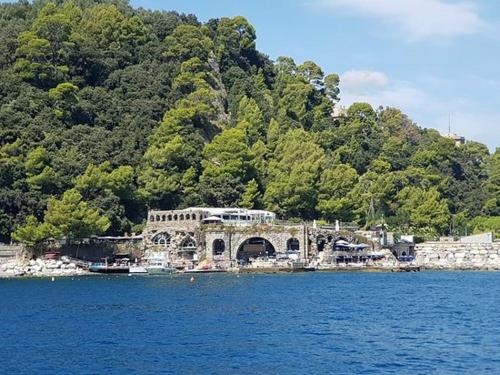 un pont au milieu d'une masse d'eau dans l'établissement Hotel Tigullio Et De Milan, à Santa Margherita Ligure