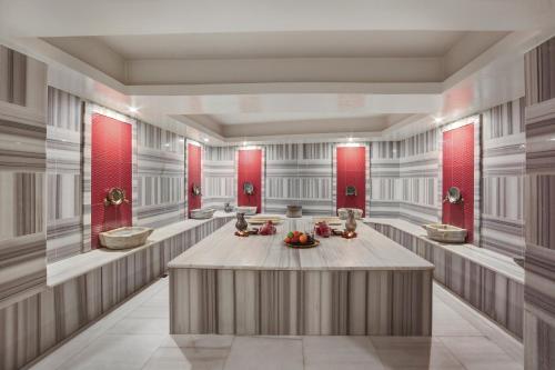 une grande pièce avec une table dans l'établissement Great Fortune Hotel & Spa, à Istanbul