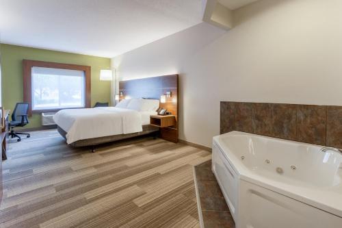 Et badeværelse på Holiday Inn Express Hotel & Suites Burlington, an IHG Hotel