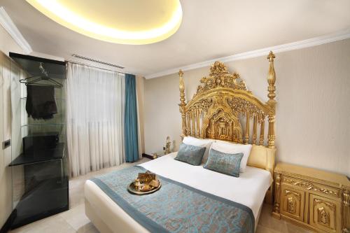 Säng eller sängar i ett rum på Great Fortune Hotel & Spa