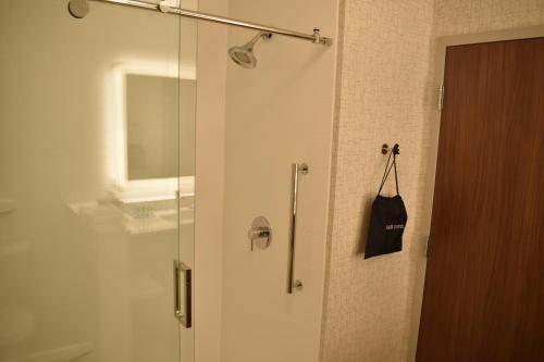 Ванная комната в Holiday Inn Express & Suites - Boston South - Randolph, an IHG Hotel