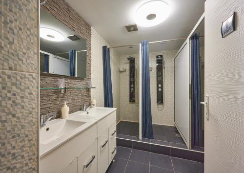 Bilik mandi di SECRET boutique Hostel