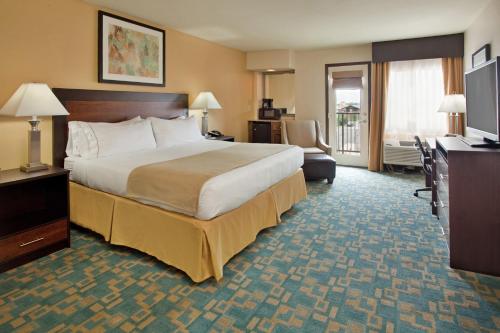 A bed or beds in a room at Holiday Inn Express Hotel & Suites Branson 76 Central, an IHG Hotel