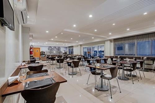 Restaurace v ubytování Slim Curitiba Av das Torres