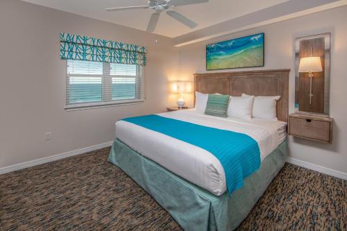 Säng eller sängar i ett rum på Holiday Inn Club Vacations Panama City Beach Resort, an IHG Hotel