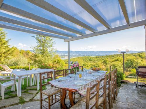 バルベリーノ・ディ・ムジェッロにあるHoliday Home Casale Labbia by Interhomeの眺めの良いパティオ(テーブル、椅子付)