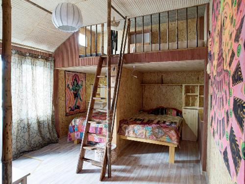 ゲレンジークにあるГостевой дом Акбаль Ахауのベッドルーム1室(二段ベッド2台、はしご付)