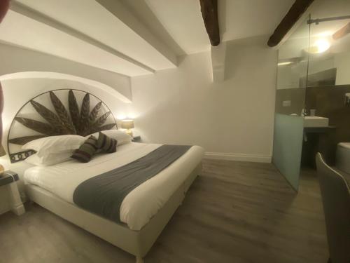 una camera con un grande letto e un lavandino di WELLNESS HM wellness home a Napoli