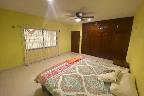 Casa Colonial في كامبيش: غرفة نوم بسرير ومروحة سقف
