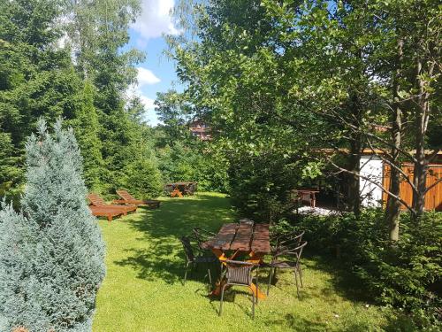 a picnic table and chairs in a garden at Pokoje Bardzo Gościnne in Karpacz