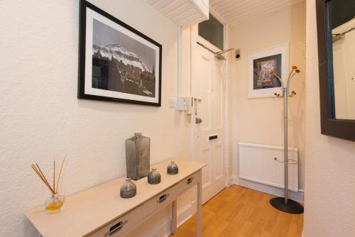 Zimmer mit einer Kommode und einer weißen Wand in der Unterkunft The Westfield in Edinburgh