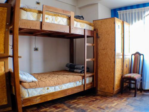 a bunk bed room with two bunk beds at Hostel Running Chaski in Cochabamba
