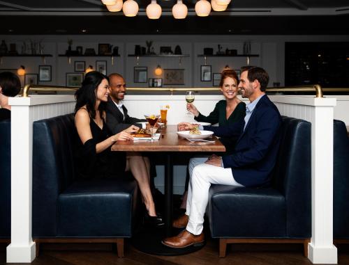 un grupo de personas sentadas alrededor de una mesa en un restaurante en Omni Barton Creek Resort and Spa Austin en Austin