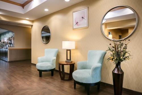a waiting room with two chairs and a mirror at Holiday Inn Express & Suites Clinton by IHG in Clinton