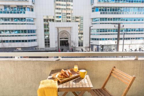 un plateau de nourriture assis sur une table sur un balcon dans l'établissement Cosy apartment Promenade des Anglais, à Nice