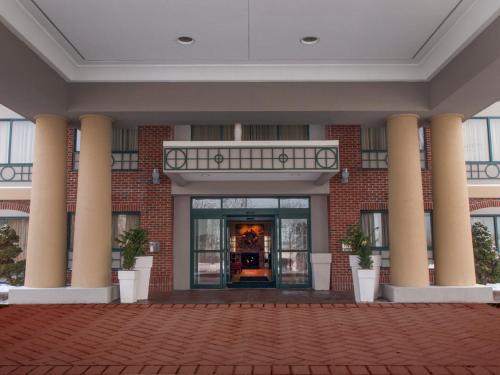 Фасад или вход в Holiday Inn Express & Suites Buffalo Airport by IHG