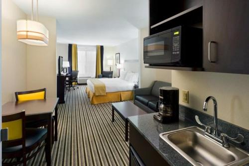 Gallery image of Holiday Inn Express and Suites Batavia, an IHG Hotel in Batavia