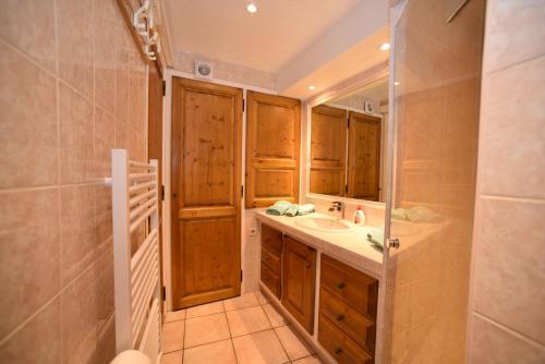 La salle de bains est pourvue d'un lavabo et d'un miroir. dans l'établissement La Plenitude, à Cagnes-sur-Mer