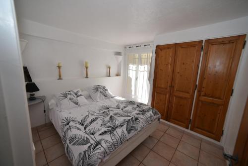 une chambre avec un lit et une fenêtre dans l'établissement La Plenitude, à Cagnes-sur-Mer