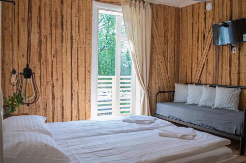 1 dormitorio con cama y ventana en Taevas Külalistemaja, en Võru