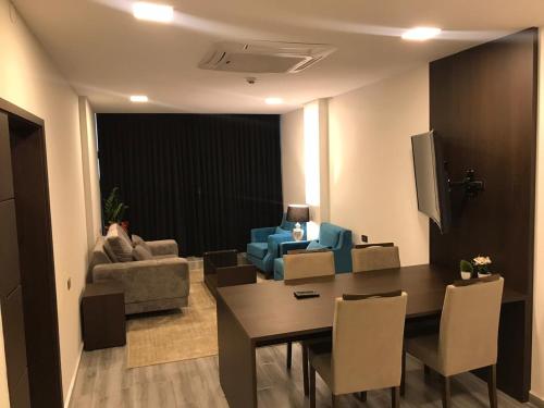 uma sala de estar com uma mesa e um sofá em Hotel Sun em Encarnación