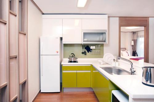 Кухня или мини-кухня в Holiday Inn & Suites Alpensia Pyeongchang Suites by IHG

