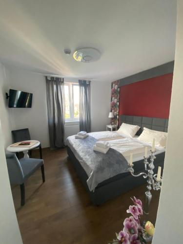 a bedroom with a bed and a table and a chair at Der Tanzhase in Hasenmoor