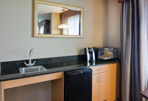 A kitchen or kitchenette at Holiday Inn Express Hotel & Suites Brainerd-Baxter, an IHG Hotel