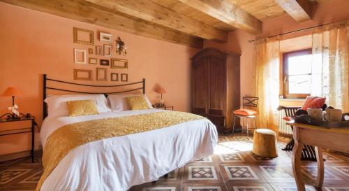 - une chambre avec un grand lit dans l'établissement Gredo Antica Dimora, à Villafranca in Lunigiana