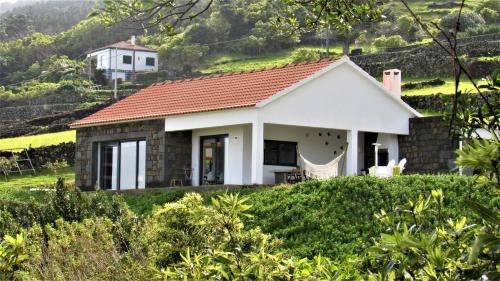 a small house on top of a hill at Casa da Arquinha in Santo Amaro