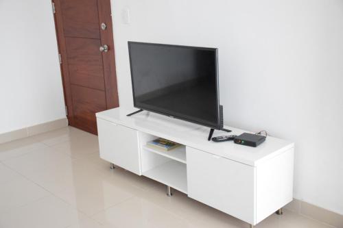Una televisión o centro de entretenimiento en Palmer Suites