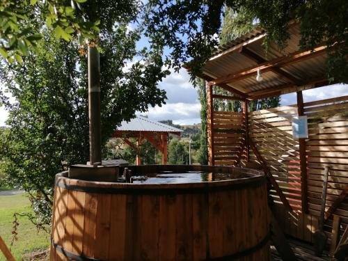 a hot tub in a barrel with a gazebo at Turismo Jaos Cabañas Tinas y Quincho in Futrono