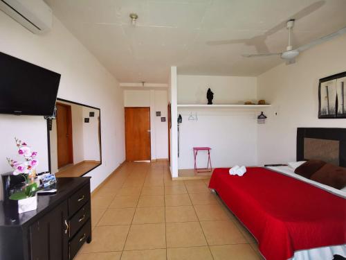 圖斯特拉古鐵雷斯的住宿－La Terraza，一间带红色床和电视的客厅