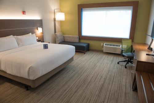 Un ou plusieurs lits dans un hébergement de l'établissement Holiday Inn Express & Suites - Merrillville by IHG