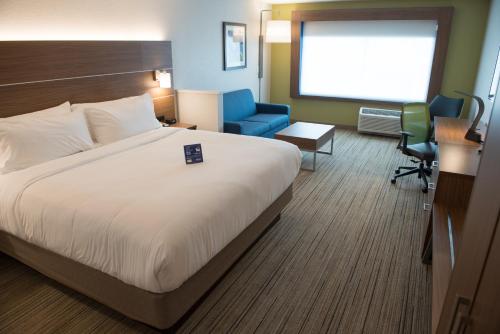 Säng eller sängar i ett rum på Holiday Inn Express & Suites - Merrillville, an IHG Hotel