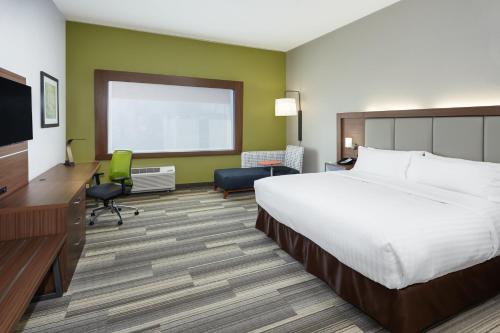 מיטה או מיטות בחדר ב-Holiday Inn Express & Suites Chicago North Shore - Niles, an IHG Hotel