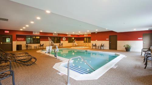 a large swimming pool in a hotel room at Holiday Inn Express & Suites Chicago Deerfield Lincolnshire by IHG in Riverwoods
